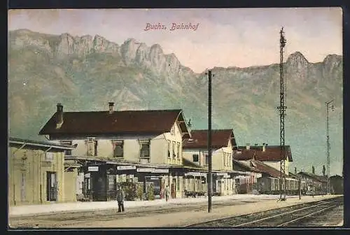 AK Buchs, Bahnhof von der Gleisseite gegen das Gebirge