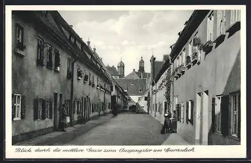 AK Augsburg, Blick durch die mittlere gasse zum Ausgangstor am Sparrenlech