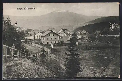 AK Bayerisch Eisenstein, am Weg in den Ort, Blick zur Kirche