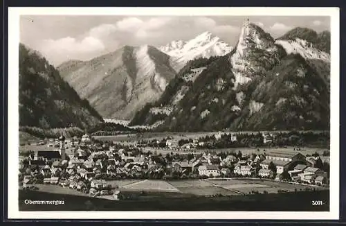 AK Oberammergau, Gesamtansicht mit Gebirgs-Panorama