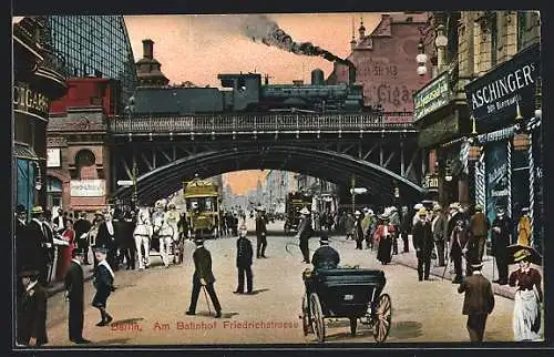 AK Berlin, Bahnhof Friedrichstrasse, Blick zur Brücke mit Doppeldeckerbus und Dampflokomotive