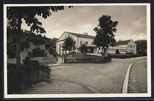 AK Gernsbach im Murgtal, Blick von der Strasse zur Stadthalle