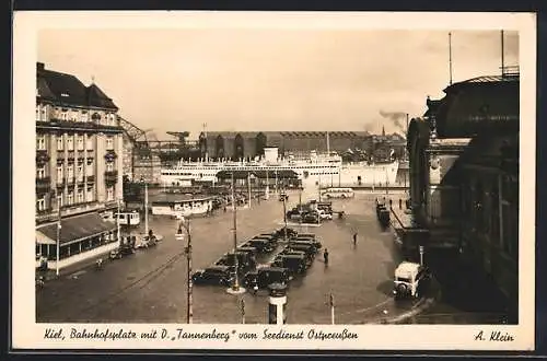 AK Kiel, Bahnhofsplatz mit D. Tannenberg vom Seedienst Ostpreussen