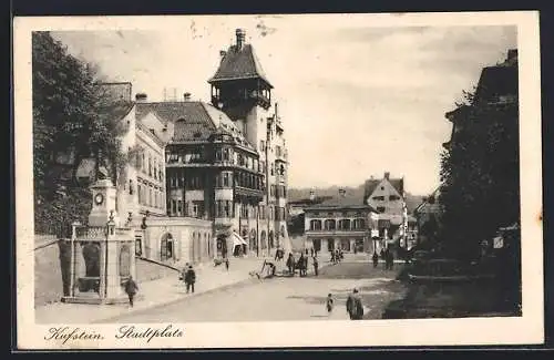 AK Kufstein, Stadtplatz mit Denkmal und Geschäften