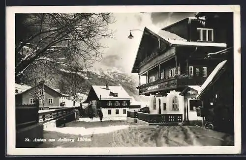 AK St. Anton am Arlberg, winterliche Strassenpartie