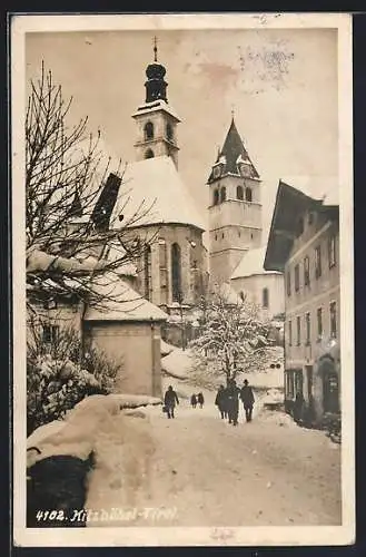 AK Kitzbühel /Tirol, winterliche Strassenpartie mit Kirche