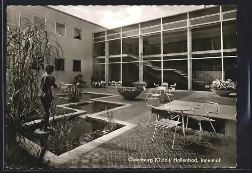 AK Oldenburg /Oldb., Innenhof des Hallenbades