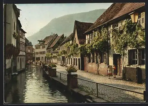 AK Annweiler am Trifels, Wassergasse mit Bergblick