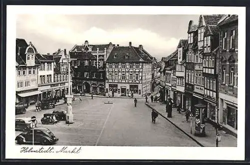 AK Helmstedt, Markt mit Säule aus der Vogelschau, VW-Käfer