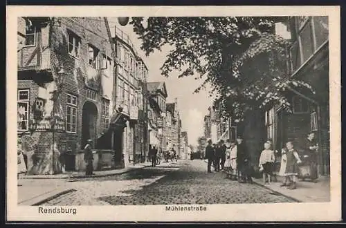 AK Rendsburg, Mühlenstasse mit Geschäften und Passanten