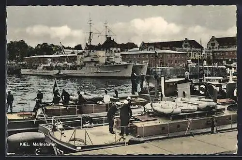 AK Kiel, Schiffe im Marinehafen