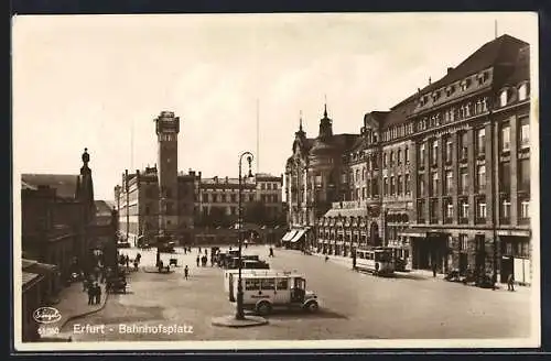 AK Erfurt, Bahnhofsplatz mit Strassenbahn und Bussen