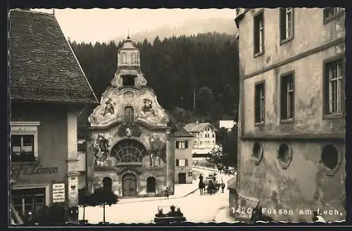 AK Füssen am Lech, Strasse am Gasthof zum Löwen und Kirche