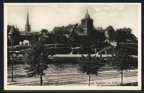 AK Lübeck, Blick auf die alten Stadtbefestigungen am Burgtor