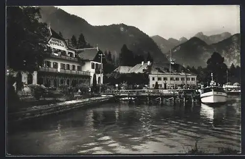 AK Attersee, Hotel Burgau mit Schafberg, Dampfer am Anleger