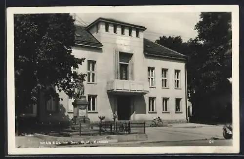 AK Neusiedl am See, Rathaus und Kriegerdenkmal