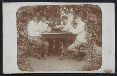 Foto-AK Eine Gruppe Soldaten beim Kartenspiel