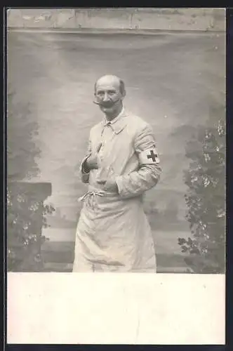 Foto-AK Arzt in Arbeitskleidung vor einer Kulisse