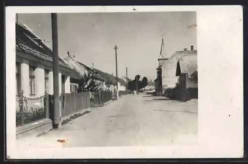 Foto-AK Probstdorf, Strassenpartie mit Blick zur Kirche