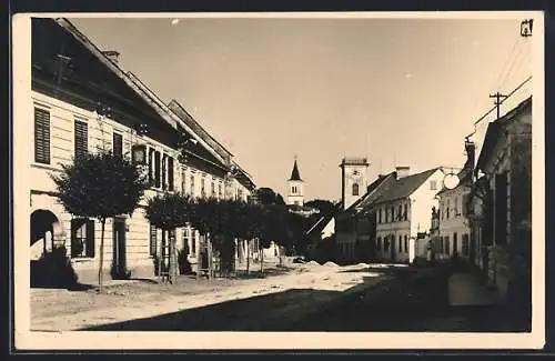 AK Strass /Steiermark, Strassenpartie mit Gasthaus und Geschäft