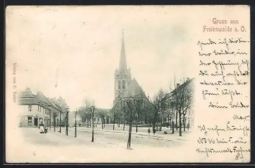 AK Freienwalde a. O., Kirche mit Gasthaus und Strassenpartie