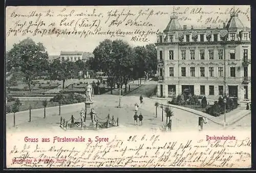 AK Fürstenwalde a. Spree, Denkmalsplatz mit Passanten