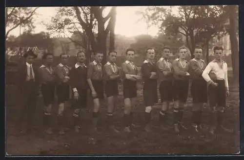 Foto-AK Teamphoto einer Fussballmannschaft