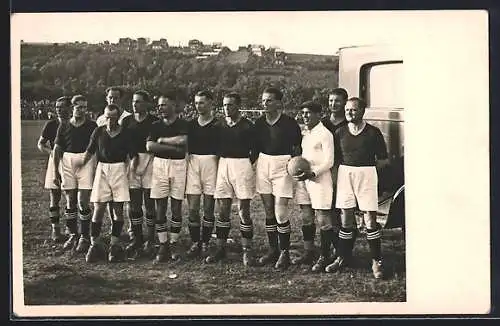 Foto-AK Eine Fussballmannschaft im Gruppenphoto