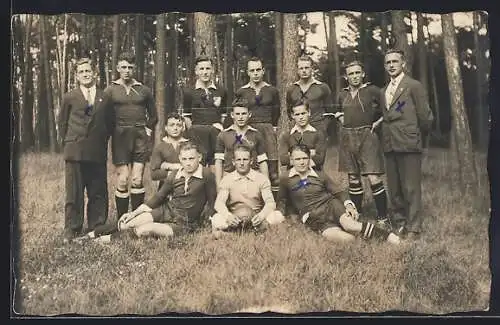 Foto-AK Fussballmannschaft im Wald