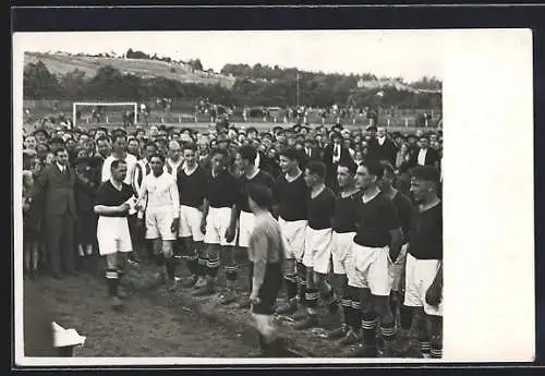 Foto-AK Fussballmannschaft in Reihe vor einem Spiel