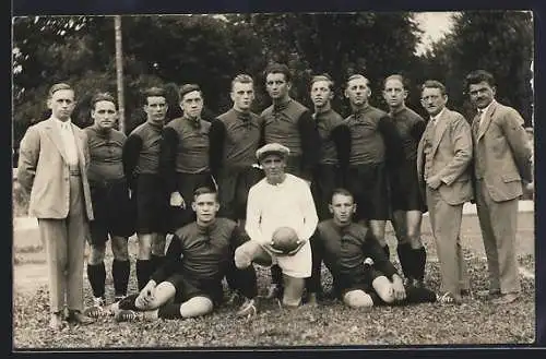 Foto-AK Fussballmannschaft im Gruppenfoto, der Torhüter mit dem Ball