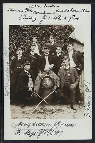 Foto-AK Studenten mit Bierfass und Degen, Gruppenbild