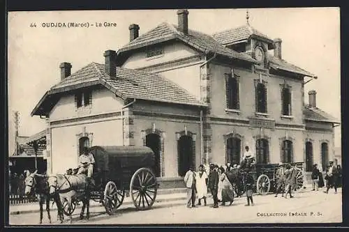 AK Oudjda, La Gare, Kutschen vor dem Bahnhof