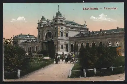 AK Szombathely, Palyaudvar, Kinder vorm Bahnhof