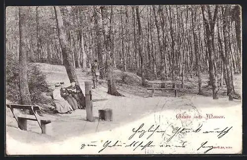 AK Mauer, Platz im Wald, Spaziergänger auf einer Bank