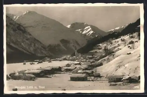 AK Holzgau, Ortsansicht mit Bergspitzen im Winter