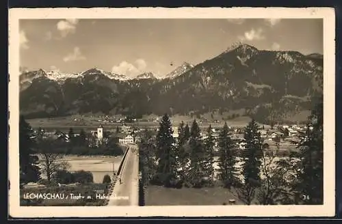 AK Lechaschau, Ortsansicht mit Strasse und Hahnenkamm aus der Vogelschau