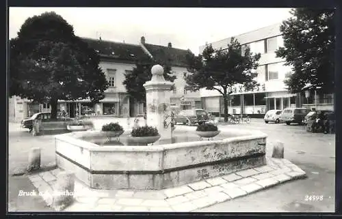 AK Bruck a. d. Leitha, Ortspartie mit Brunnen u. Sparkasse