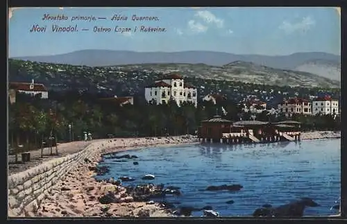 AK Novi Vinodolski, Blick entlang der Promenade auf eine Seebrücke