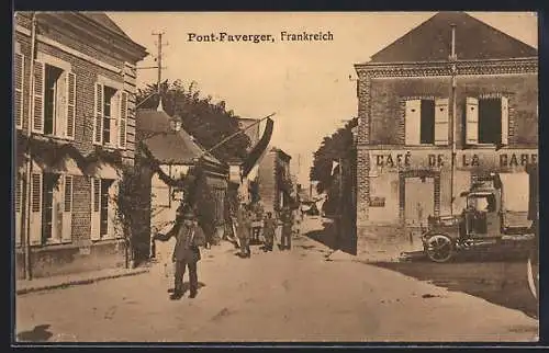 AK Pont-Faverger, geschmückte Strasse mit Soldaten