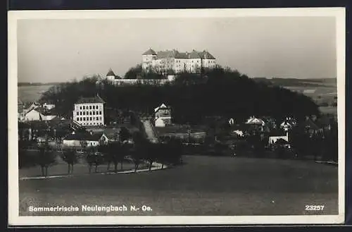 AK Neulengbach, Ortsansicht mit Strasse und Burg