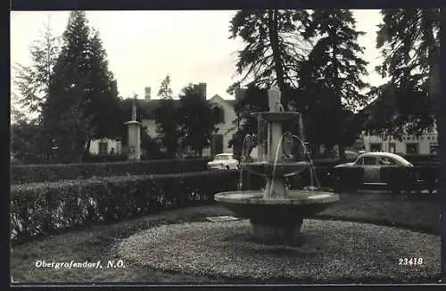 AK Obergrafendorf, Ortspartie mit Springbrunnen, Denkmal und Gasthaus