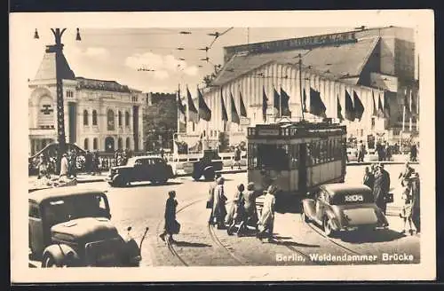 AK Berlin, Weidendammer Brücke mit Passanten, Autos und Strassenbahn