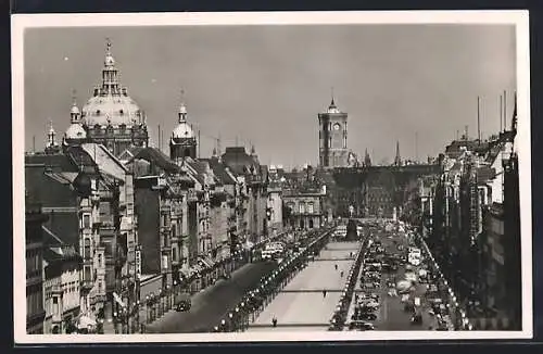 AK Berlin, Unter den Linden mit Häusern & Strassenverkehr