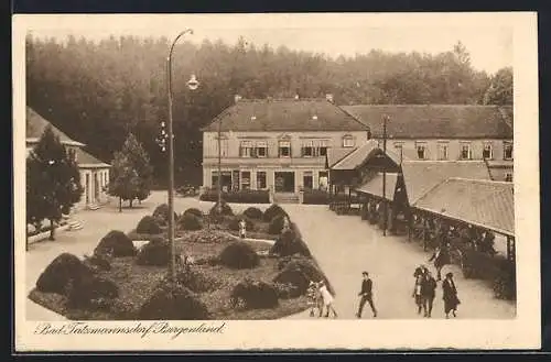 AK Bad Tatzmannsdorf, Ortspartie am Kurplatz mit Grünanlage