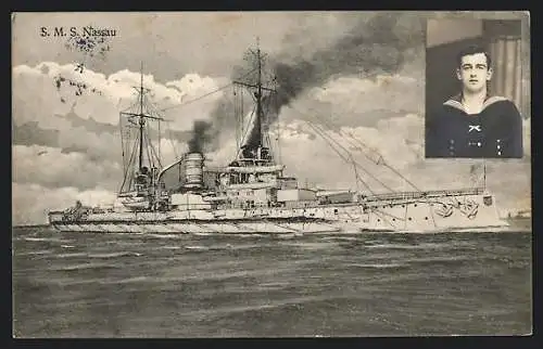 AK Kriegsschiff S.M.S. Nassau mit rauchenden Schloten, Foto von jungem Matrosen