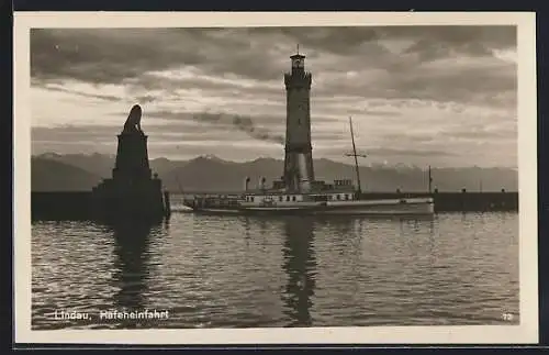 AK Lindau, Dampfer Lindau bei der Hafeneinfahrt, Leuchtturm