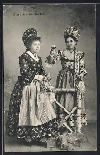 AK Wachau, Zwei Frauen in Tracht mit einer Kanne