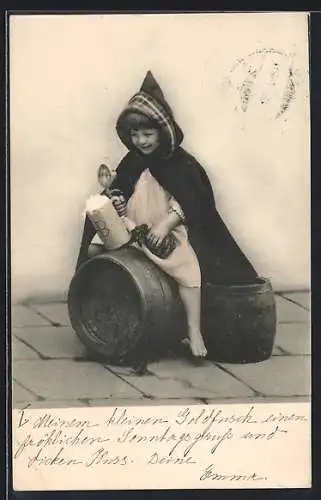 AK Münchner Kindl sitzt auf einem Bierfass mit Krug in der Hand