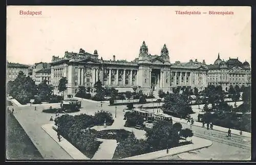 AK Budapest, Strassenbahnen vor dem Börsenpalais